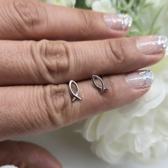 ❤️ CHRISTIAN FISH STUD EARRINGS - Picture 6 of 7